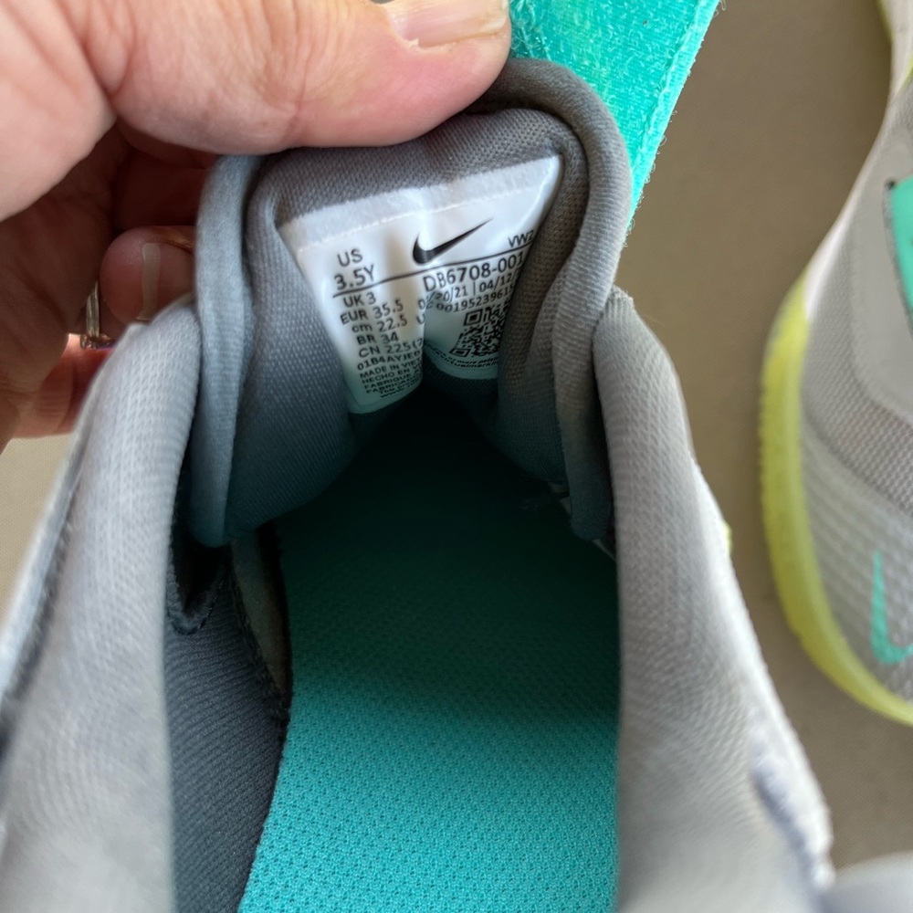 Nike boys zoom flight 2 gray/aqua running shoes.  Size 3.5Y.